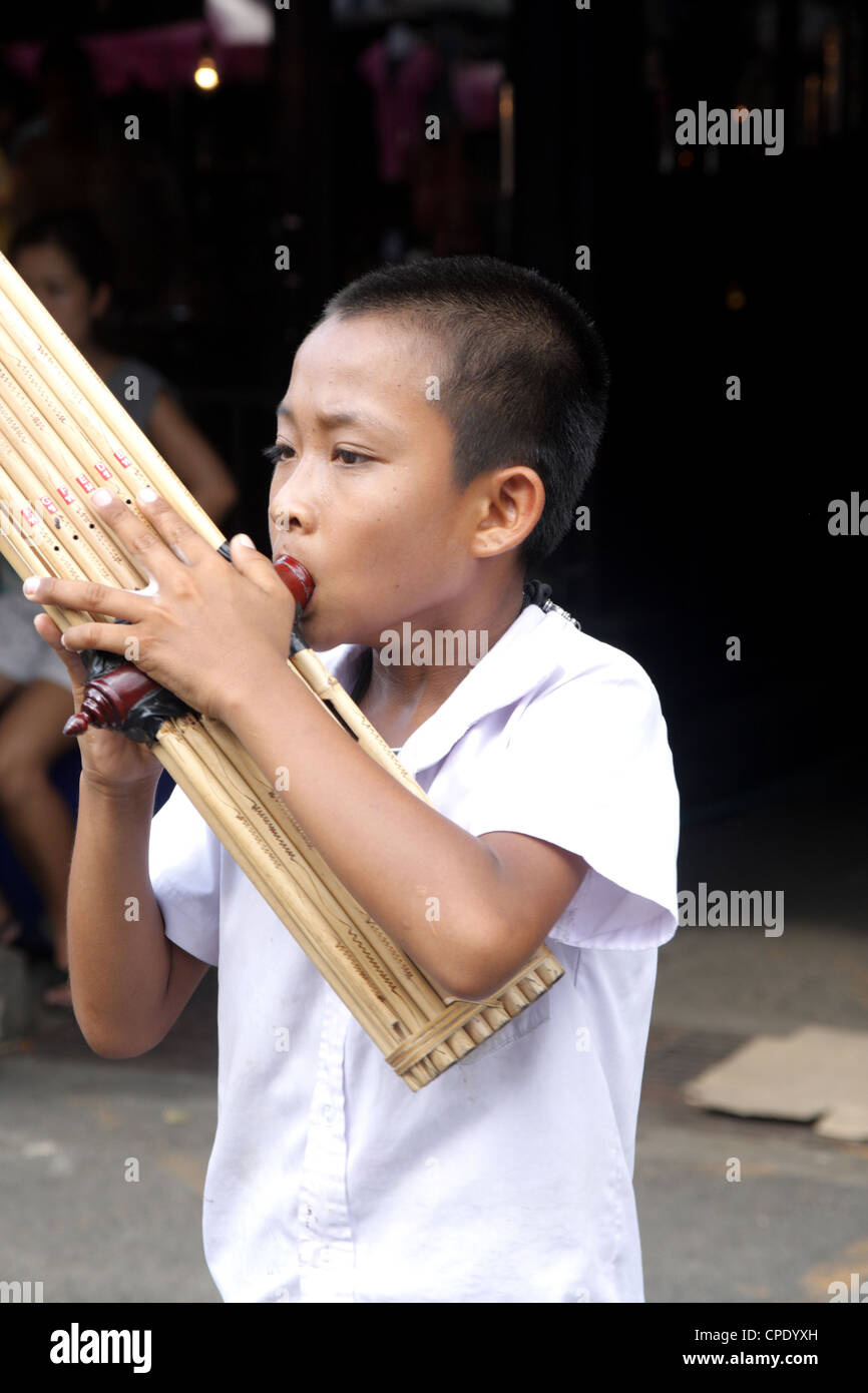 Junge Musiker in Chatuchak Weekend Market Stockfoto