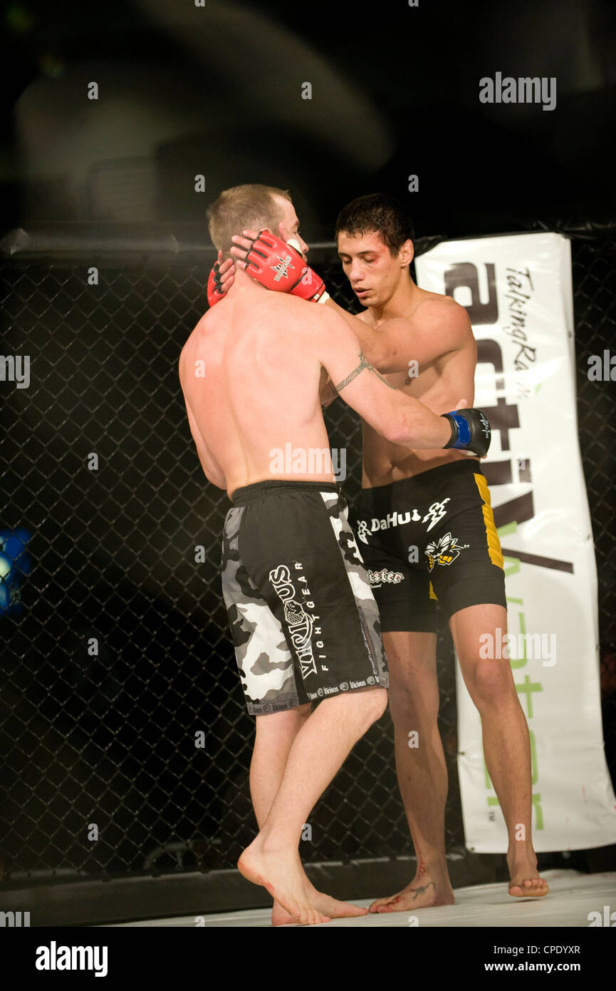 Jake McKnight gratulieren Damaso Pereira nach dem Gewinn einer MMA kämpfen in der ersten Runde. Stockfoto