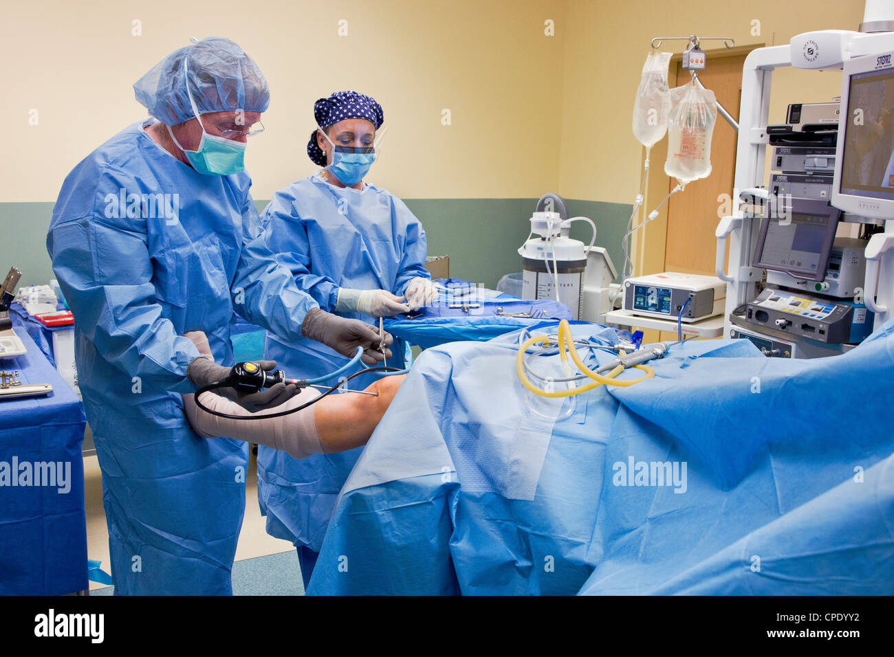Orthopädischer Chirurg, die Vorbereitung der Patienten für arthroskopische Knieoperation in einer Krankenhaus-OP-Raum-suite Stockfoto