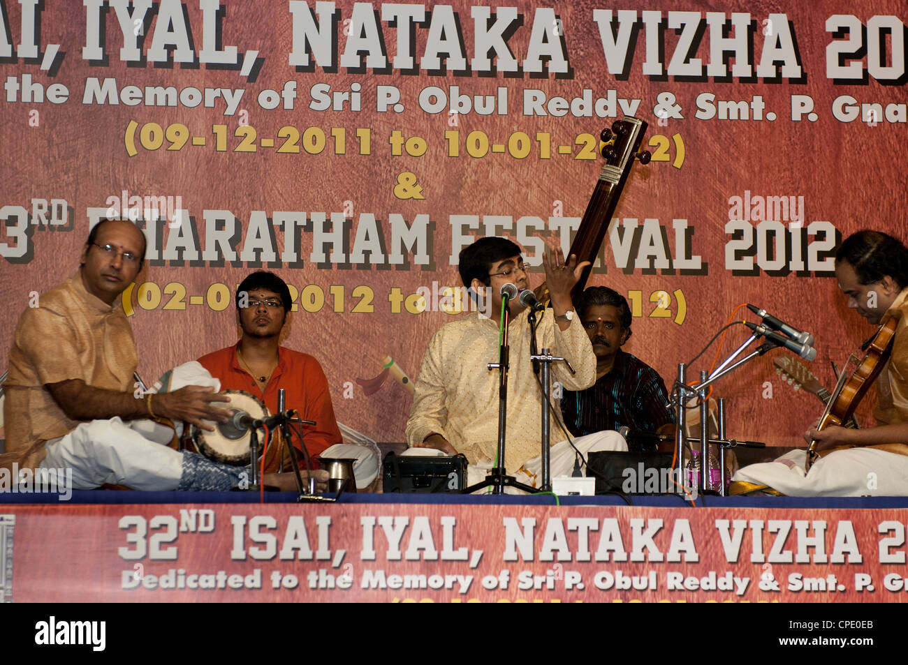 CHENNAI - Dez 15: Sikkil Gurucharan führt während des Süd-indische Musik-Festivals am 15. Dezember 2011 in Chennai, Indien Stockfoto