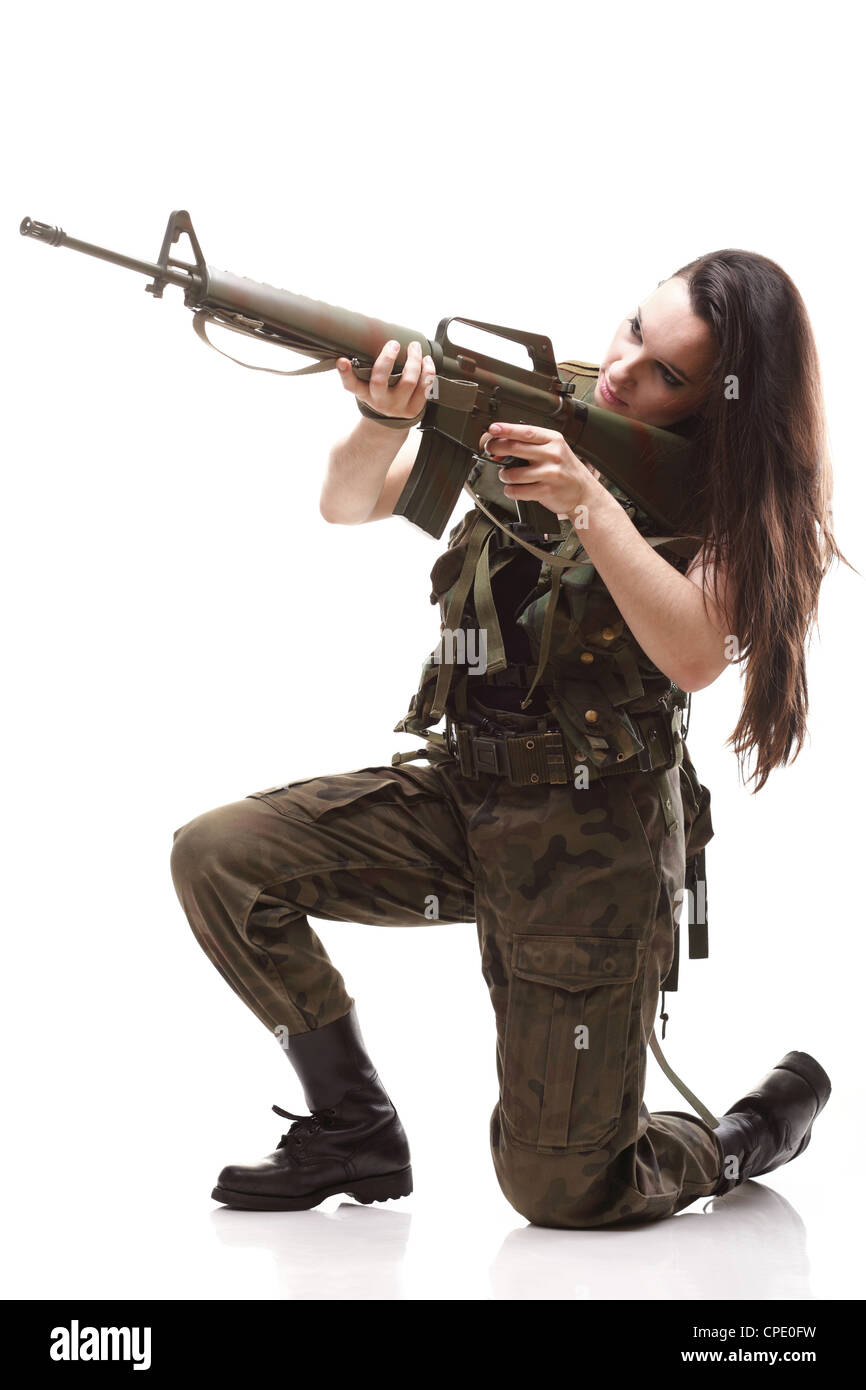 Schöne Frau mit Gewehr Kunststoff Militär Armee Mädchen Holding Gun weiss isoliert background Stockfoto