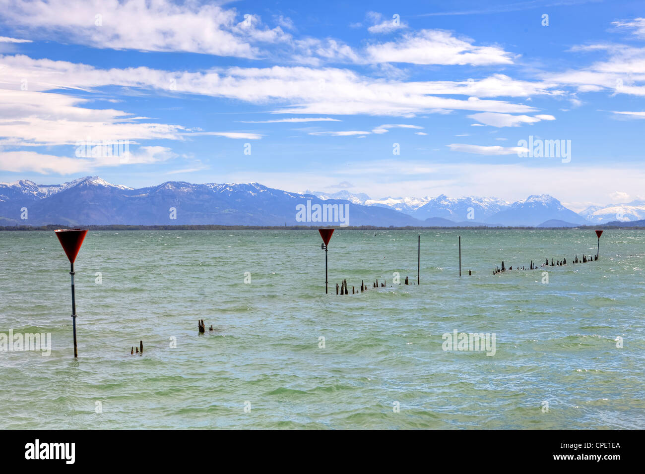 Bodensee, Lindau, Bayern, Deutschland, Wanrhinweise für Holzpfähle im Wasser Stockfoto