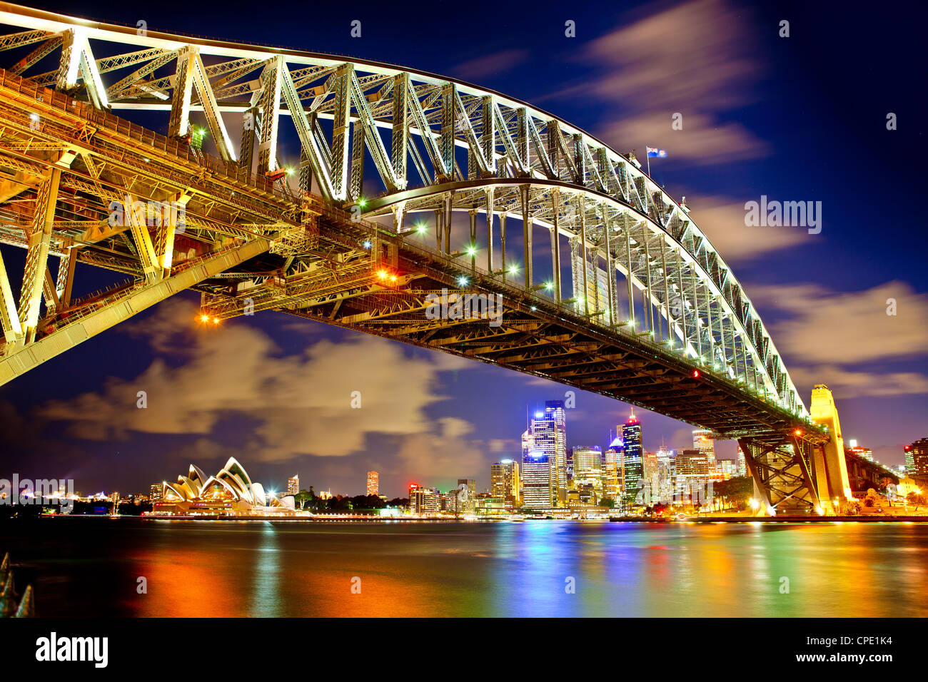 Sydney. Nacht Schuss von der Harbour Bridge mit der Oper im Hintergrund. Bunte Landschaftsfoto mit lebendigen Farben. Stockfoto