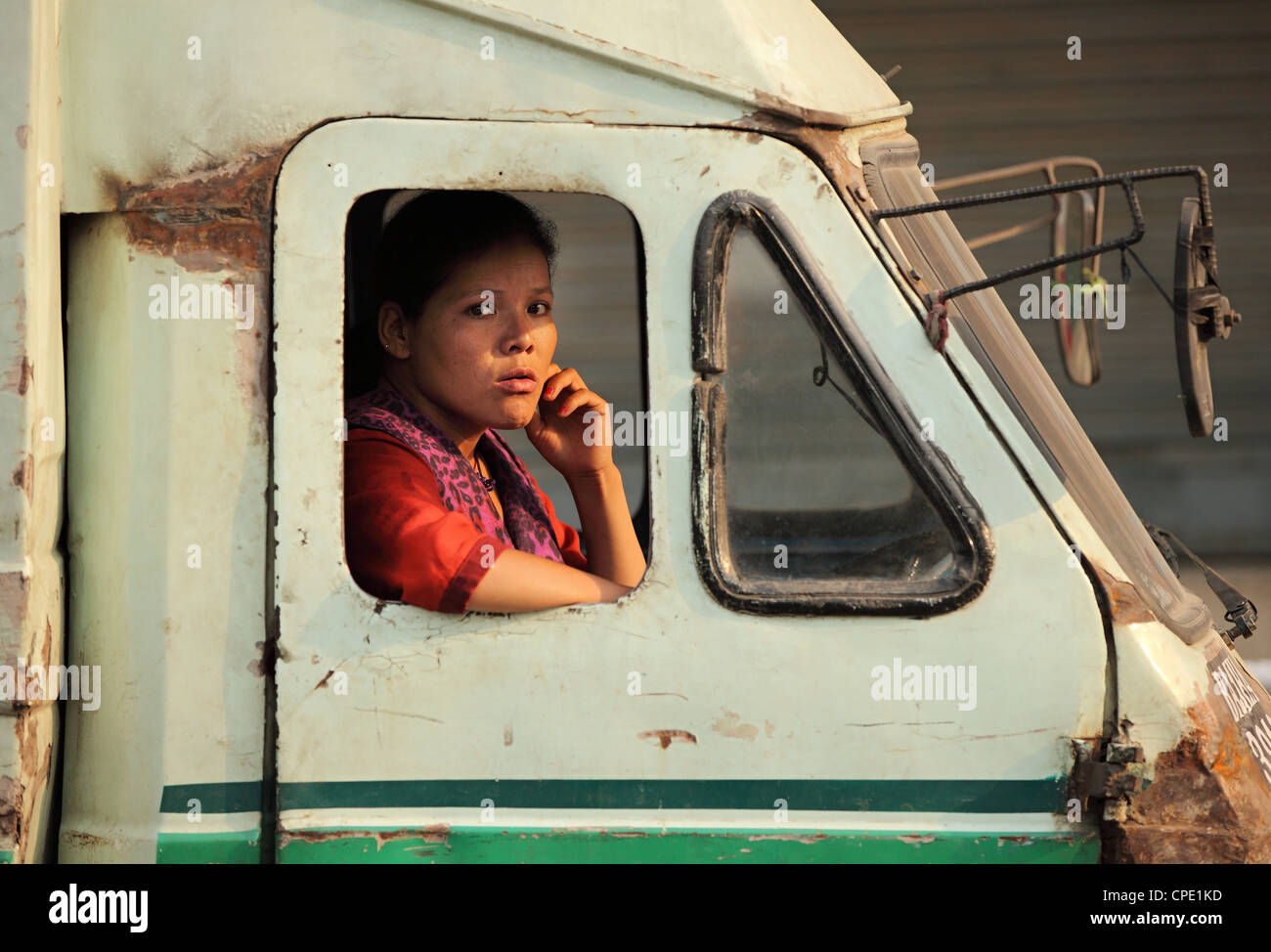 Frau, die ein tempo Taxifahrer Kathmandu-Nepal Stockfoto