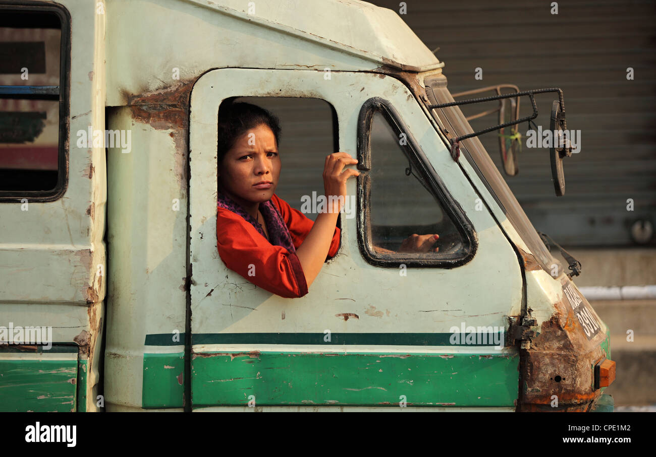 Frau, die ein tempo Taxifahrer Kathmandu-Nepal Stockfoto