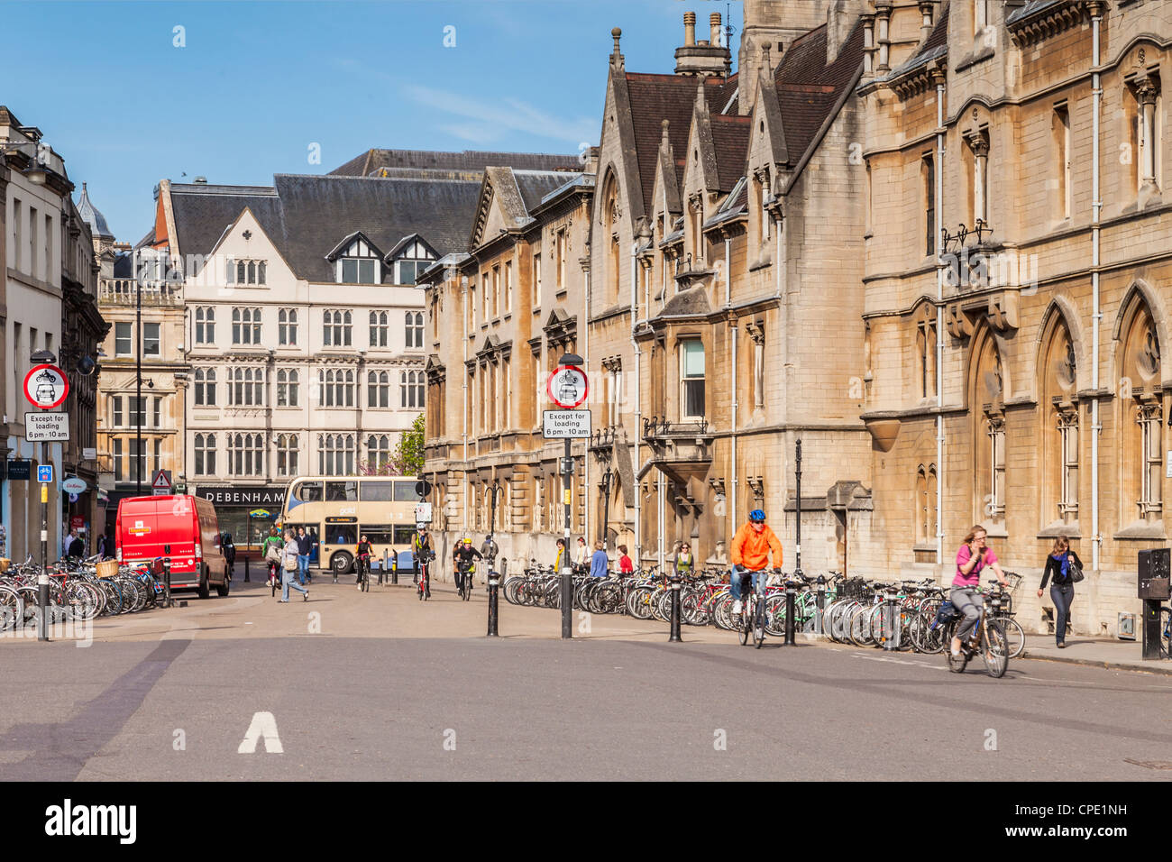 Broad Street, Oxford - auf der rechten Seite ist das Balliol College. Stockfoto