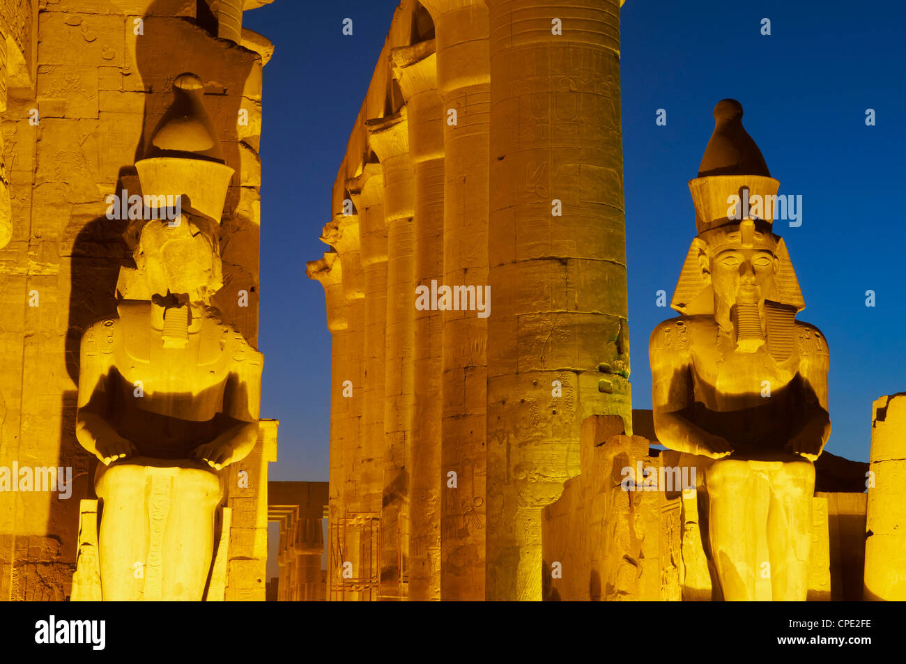 Großer Hof von Ramses II und kolossalen Statuen von Ramses II, Tempel von Luxor, Theben, Ägypten, Afrika Stockfoto