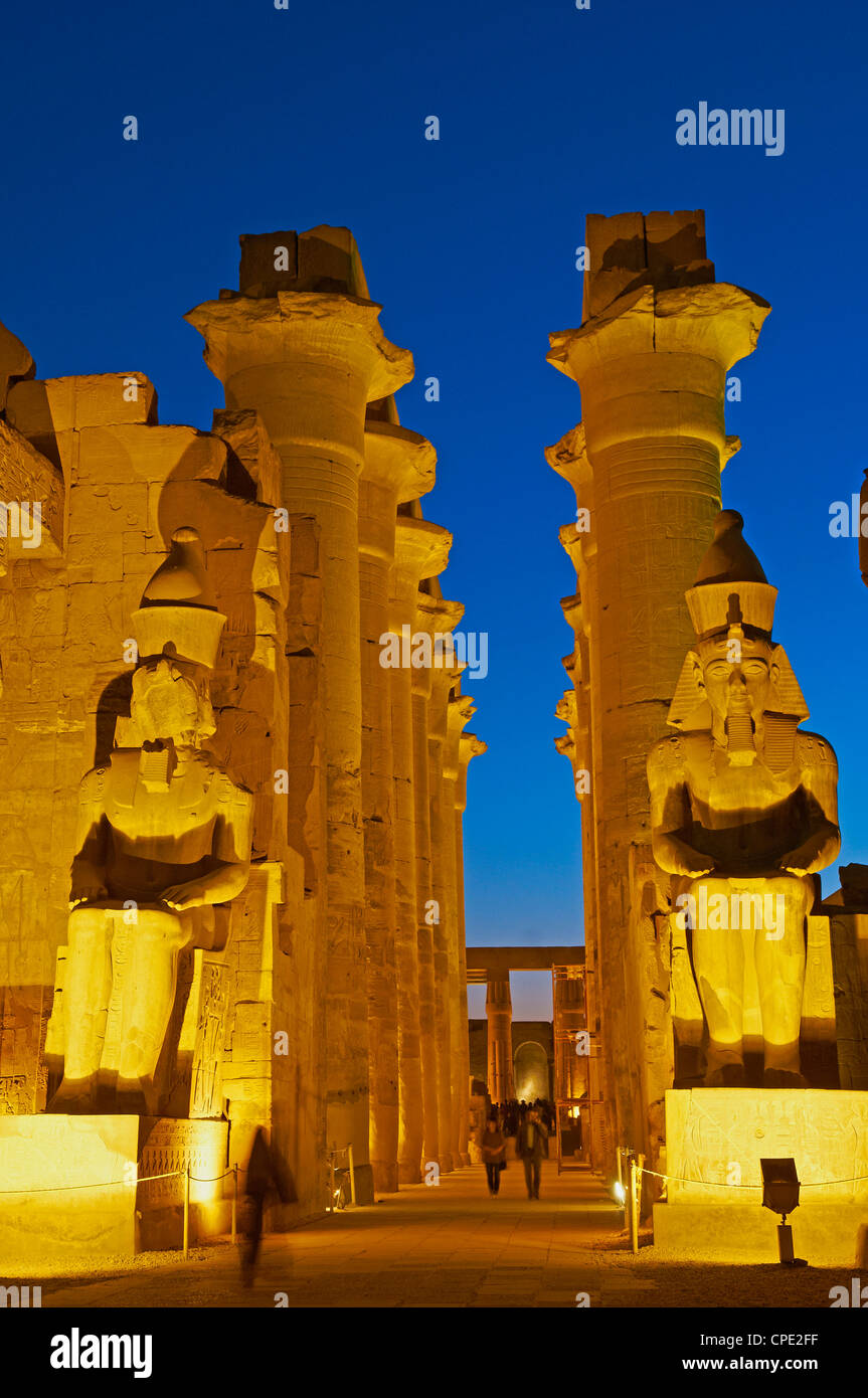 Großer Hof von Ramses II und kolossalen Statuen von Ramses II, Tempel von Luxor, Theben, Ägypten, Afrika Stockfoto