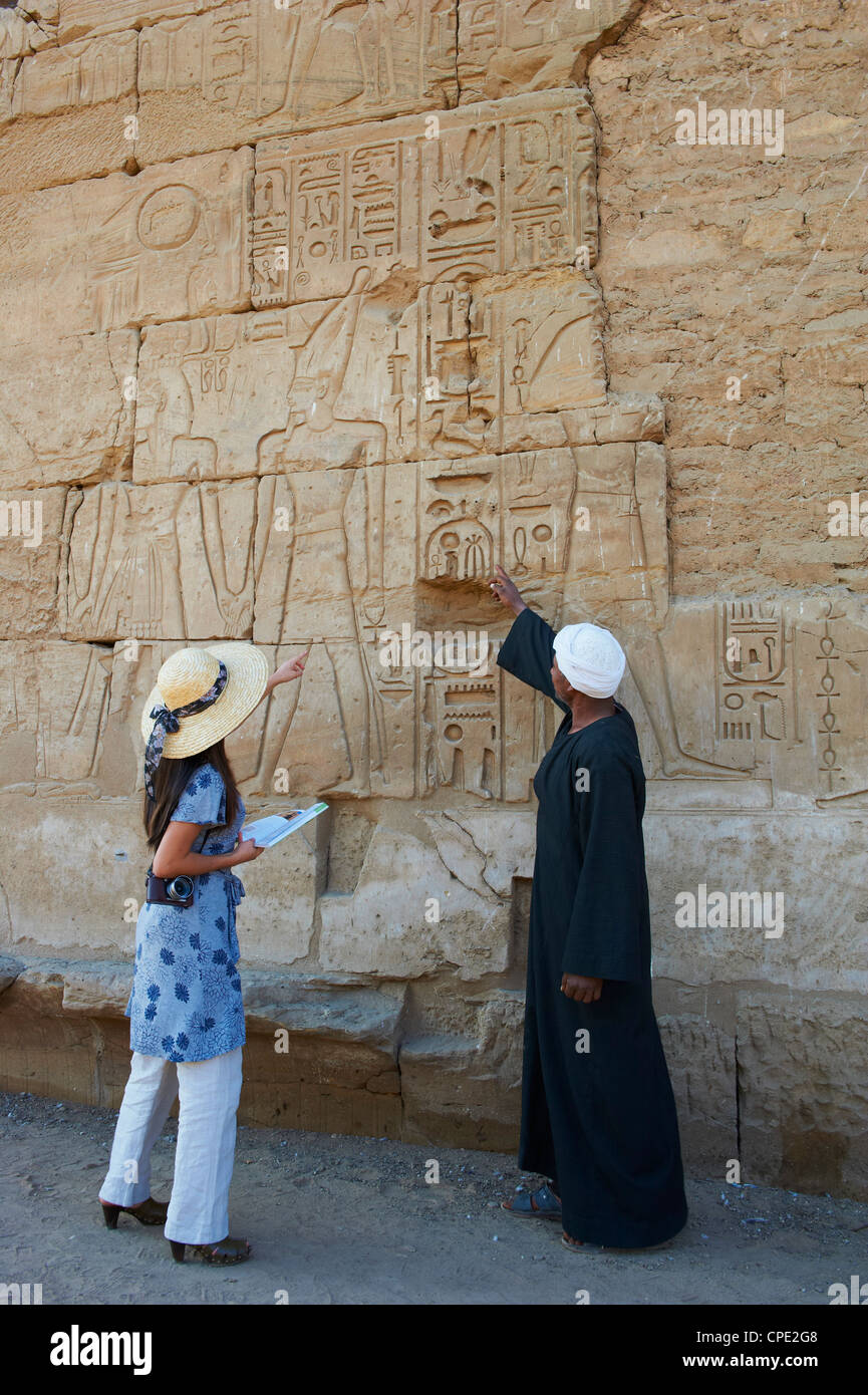 Tourist, Tempel von Luxor, Theben, UNESCO World Heritage Site, Ägypten, Nordafrika, Afrika Stockfoto