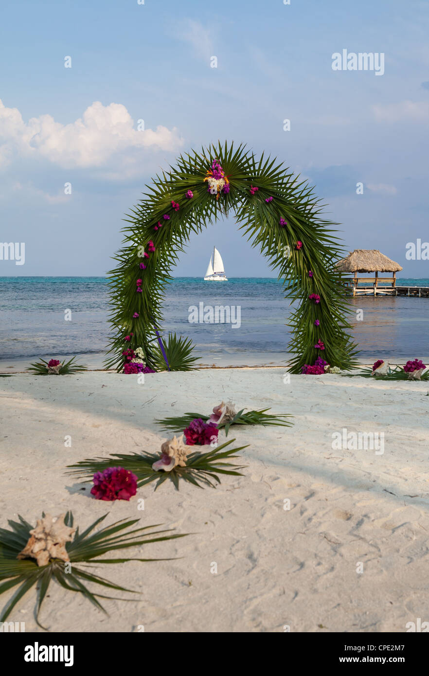 Ambergris Caye, Belize Strand Hochzeit Bogen, Segelboot und Pier Stockfoto