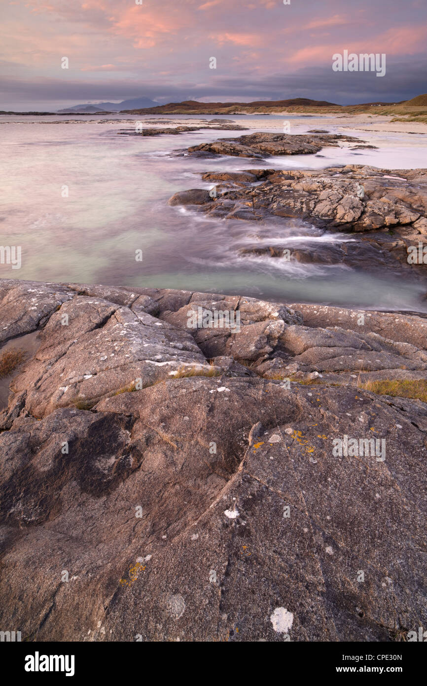 Einen stimmungsvollen Sonnenuntergang über den Strand von Sanna Bay, Argyll und Bute, Schottland, Vereinigtes Königreich, Europa Stockfoto