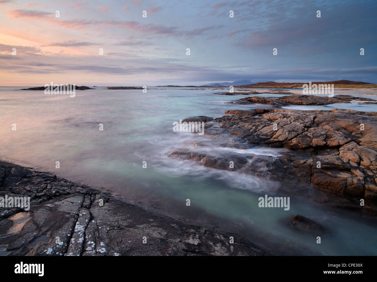 Einen stimmungsvollen Sonnenuntergang über den Strand von Sanna Bay, Argyll und Bute, Schottland, Vereinigtes Königreich, Europa Stockfoto