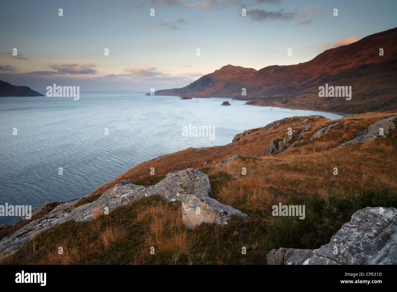 Ein Blick auf Loch Hourn mit Blick auf den Gewässern der Sound of Sleat, Armisdale, Ross-Shire, Schottland, Vereinigtes Königreich, Europa Stockfoto