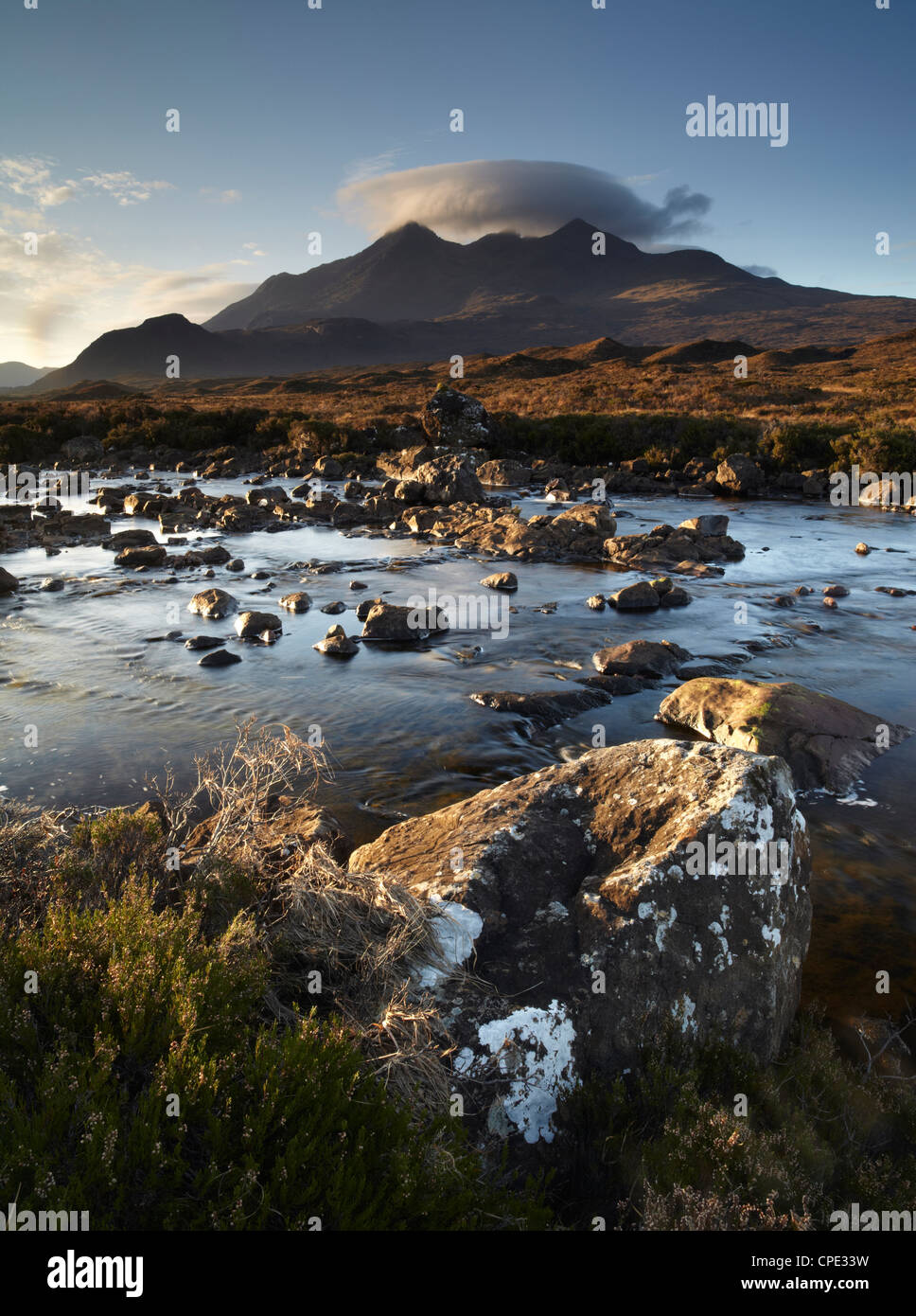 Ein Winter-Morgen-Blick auf den Berg Sgurr Nan Gillean, Glen Sligachan, Isle of Skye, innere Hebriden, Schottland, Vereinigtes Königreich Stockfoto