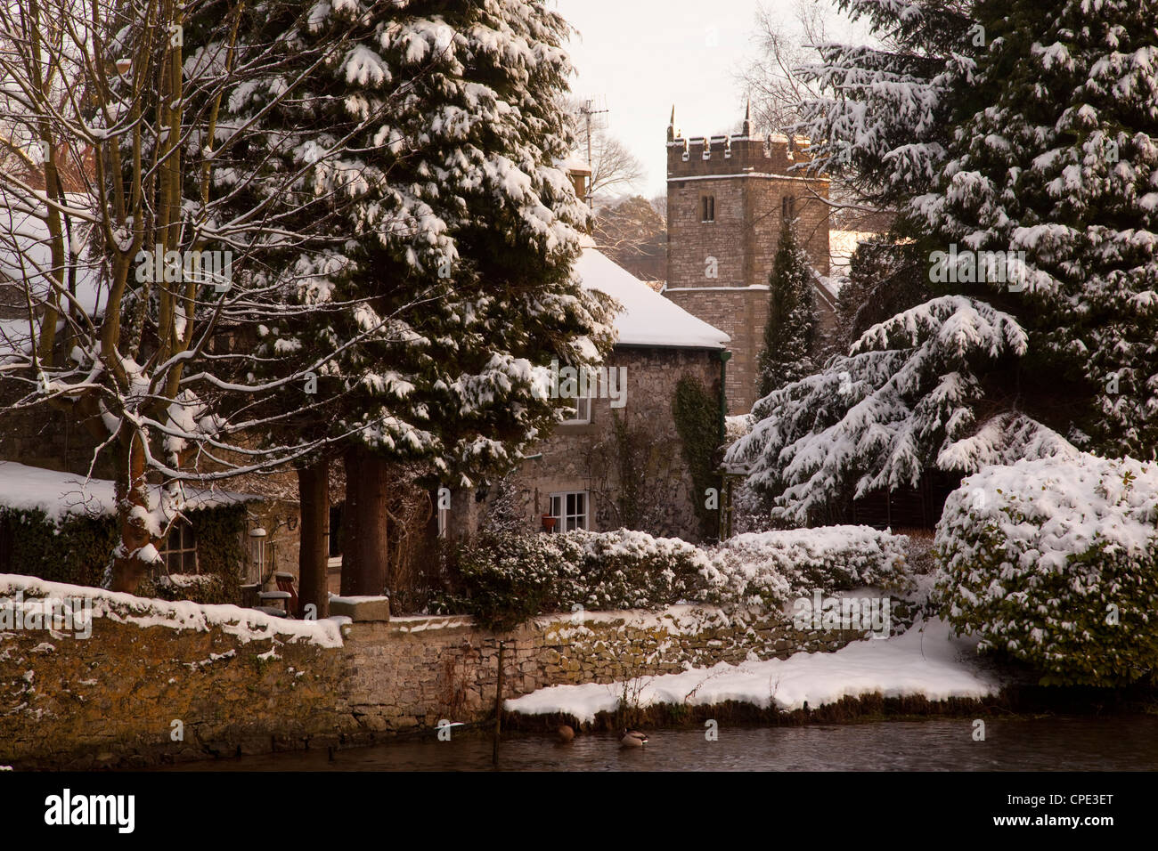 Haus und Kirche, Ashford im Wasser, Derbyshire, England, Vereinigtes Königreich, Europa Stockfoto