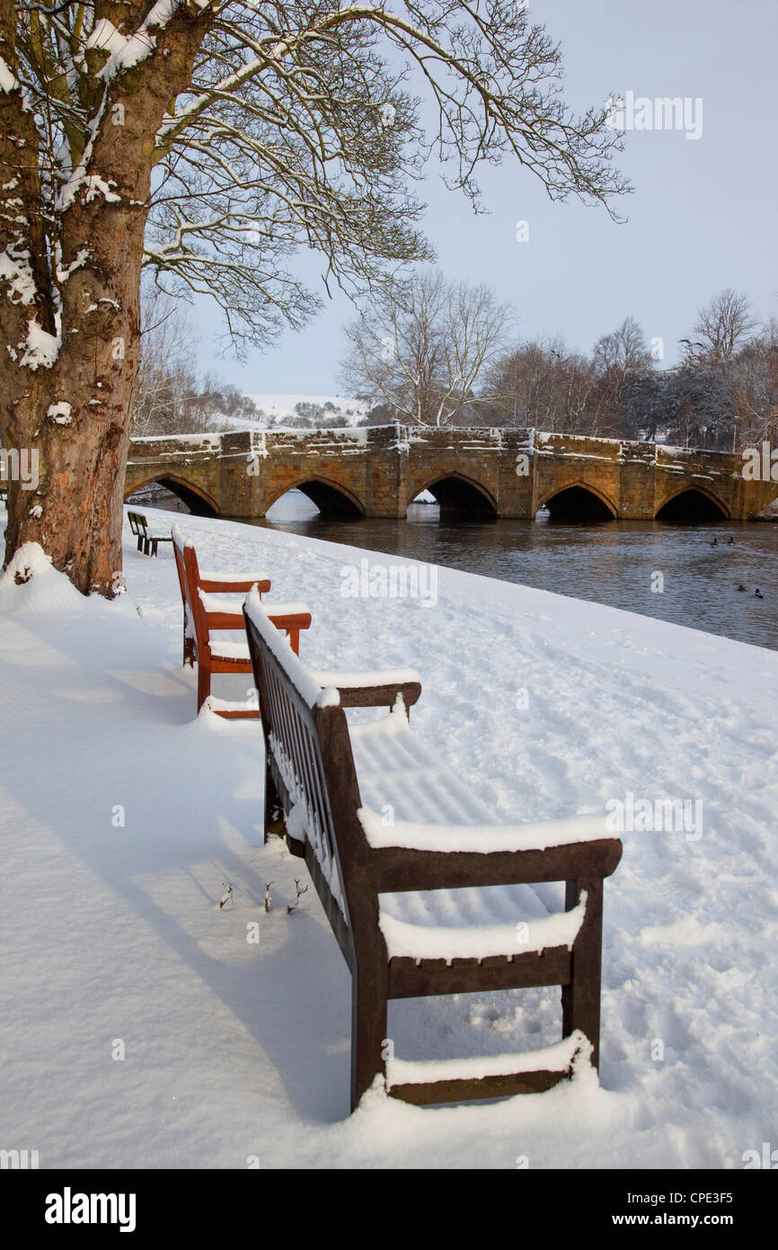 Brücke über den Fluss Wye im Winter, Bakewell, Derbyshire, England, Vereinigtes Königreich, Europa Stockfoto