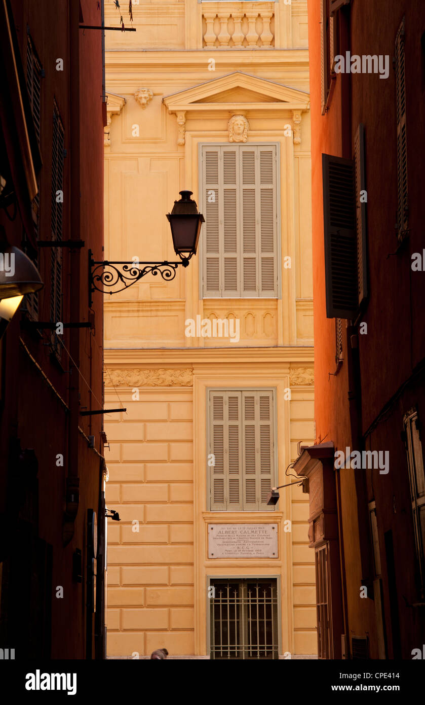 Laterne-Silhouetten gegen eine gelbe Fensterläden Gebäude in alte Stadt von Nizza Südfrankreich Stockfoto