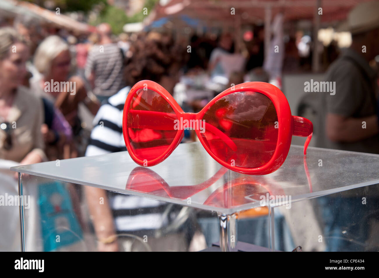 60er Jahre rote Sonne Brille an der Antiquitätenmarkt Altstadt von Nizza im Süden Frankreichs Stockfoto