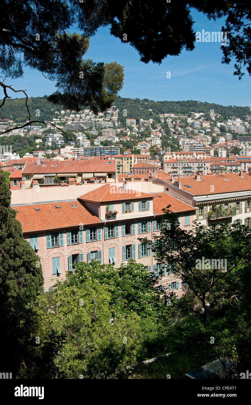 Auf der Suche nach unten durch Bäume am alten Dächer der Stadt Nizza Provence Südfrankreich Stockfoto