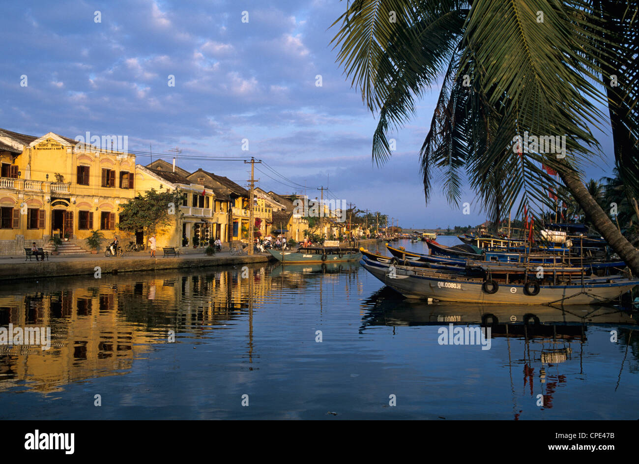 Blick auf die Altstadt Stadt und Angelboote/Fischerboote Thu Bon Fluss, Hoi An, South Central Coast, Vietnam, Indochina, Südostasien, Asien Stockfoto