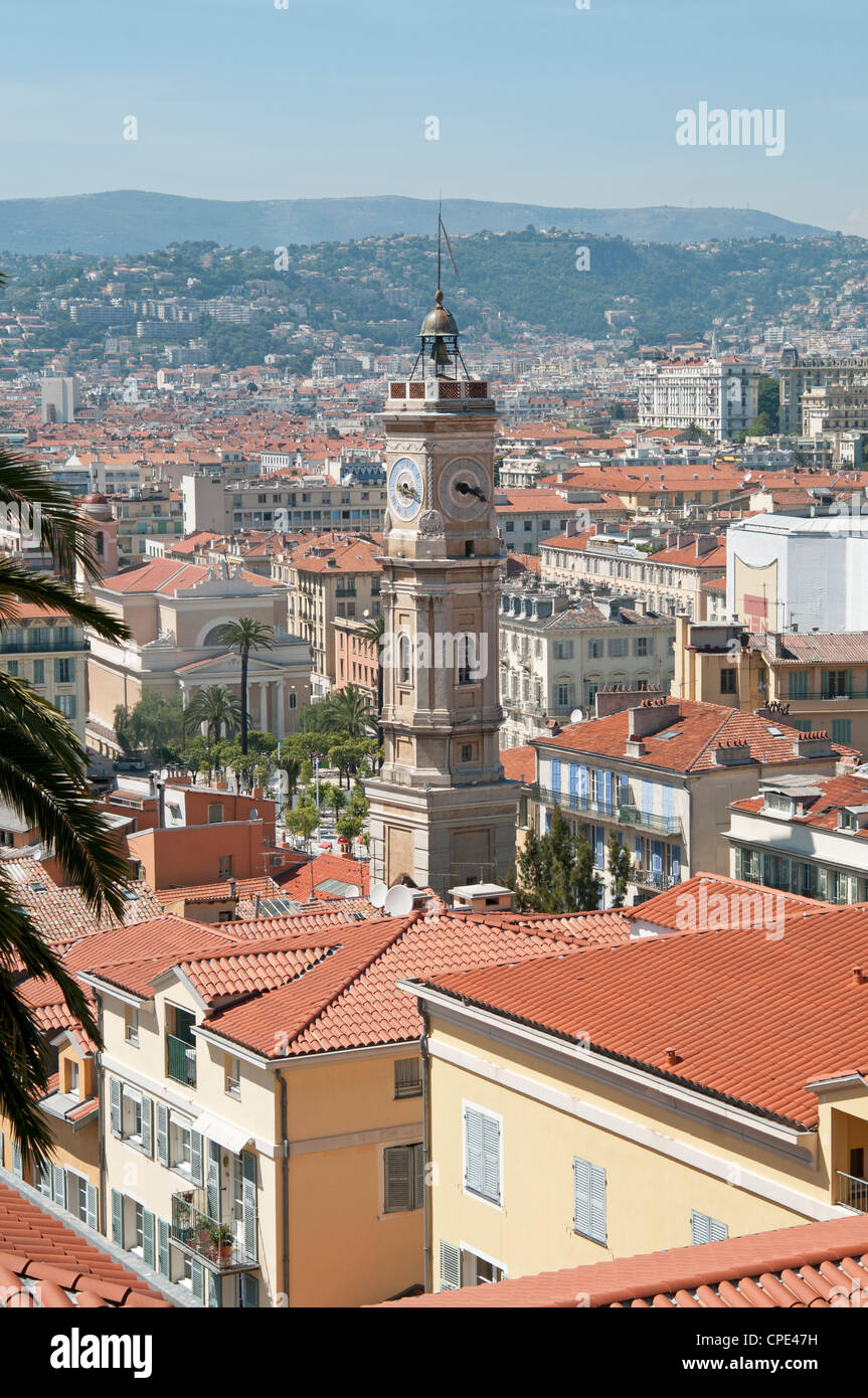 Blickte auf den Uhrturm und roten Ziegeldächern der alten Dächer der Stadt Nizza Provence Südfrankreich Stockfoto