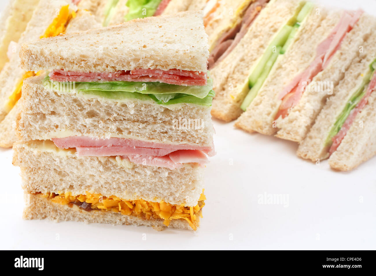 Auswahl an Sandwiches vor der eine Platte mit verschiedenen Füllungen am buffet Stockfoto