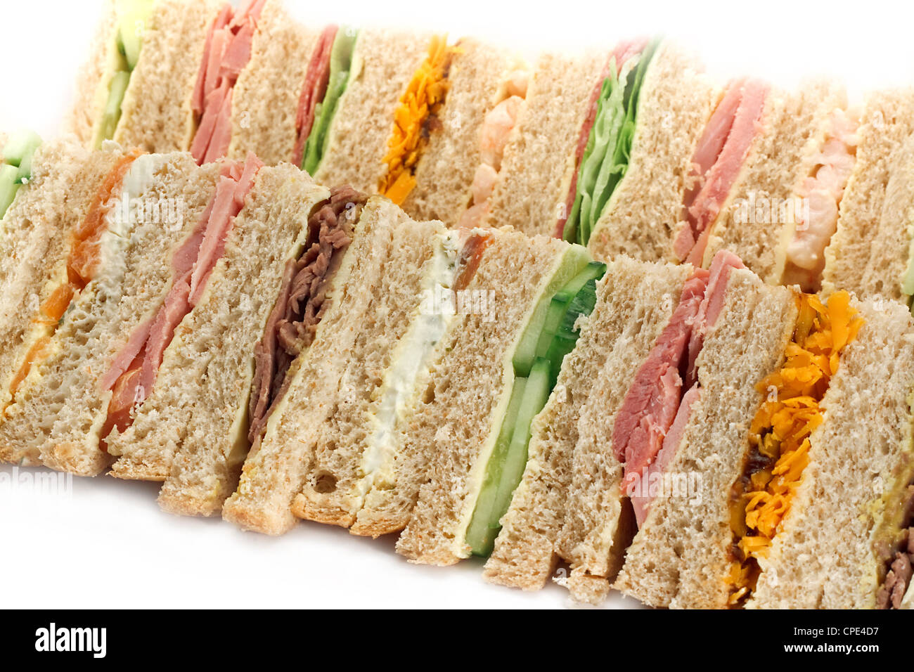 Reihen von Sandwiches gemacht mit Schnittbrot und in Dreiecke schneiden Stockfoto