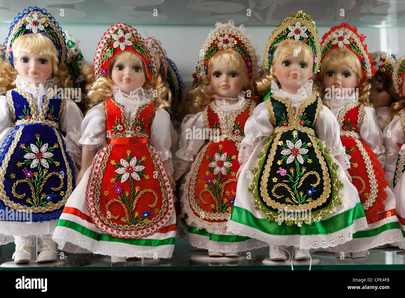 Souvenir-Puppen in ungarischen Trachten, Budapest, Ungarn, Europa Stockfoto
