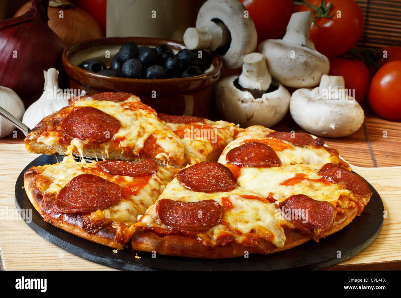 Salami und Käse-Pizza Stockfoto