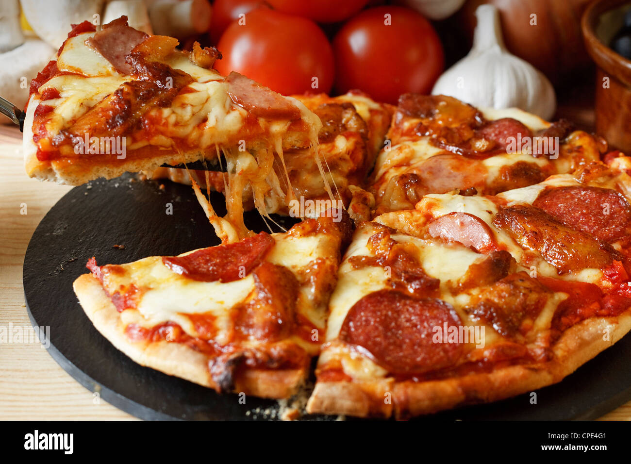 Fleisch fest Grill-Pizza mit Salami, Wurst, Salami und Chicken Wings Stockfoto