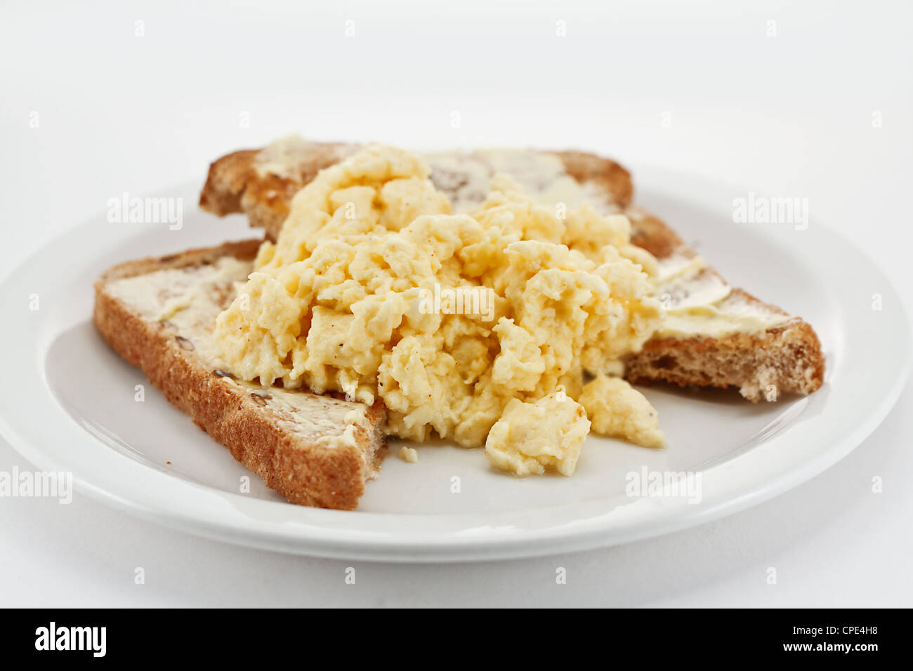 Rührei auf Toast hautnah Stockfoto