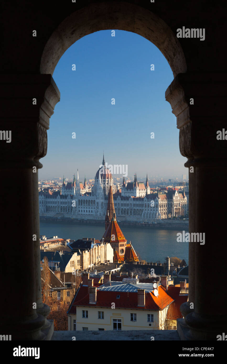 Parlament (Orszaghaz) und Donau durch Bögen der Fischerbastei (Halaszbastya), Buda, Budapest, Ungarn, Europa Stockfoto