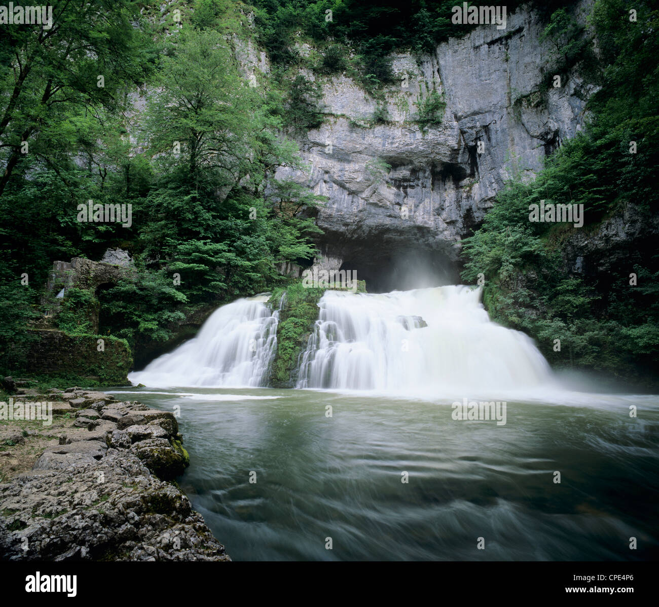 Wasserfall des Flusses Lison entstehen aus dem Untergrund, Source du Lison, Nans Sous St. Anne, Jura, Franche-Comte, Frankreich, Europa Stockfoto