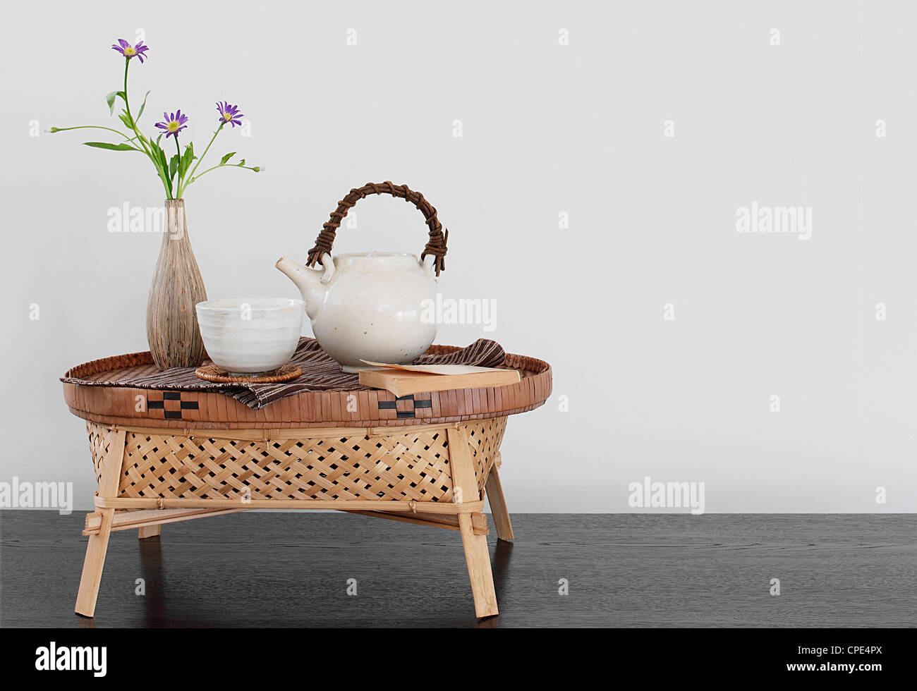 Blumenvase, Teetasse und Teekanne Set auf gewebte Tisch Stockfoto