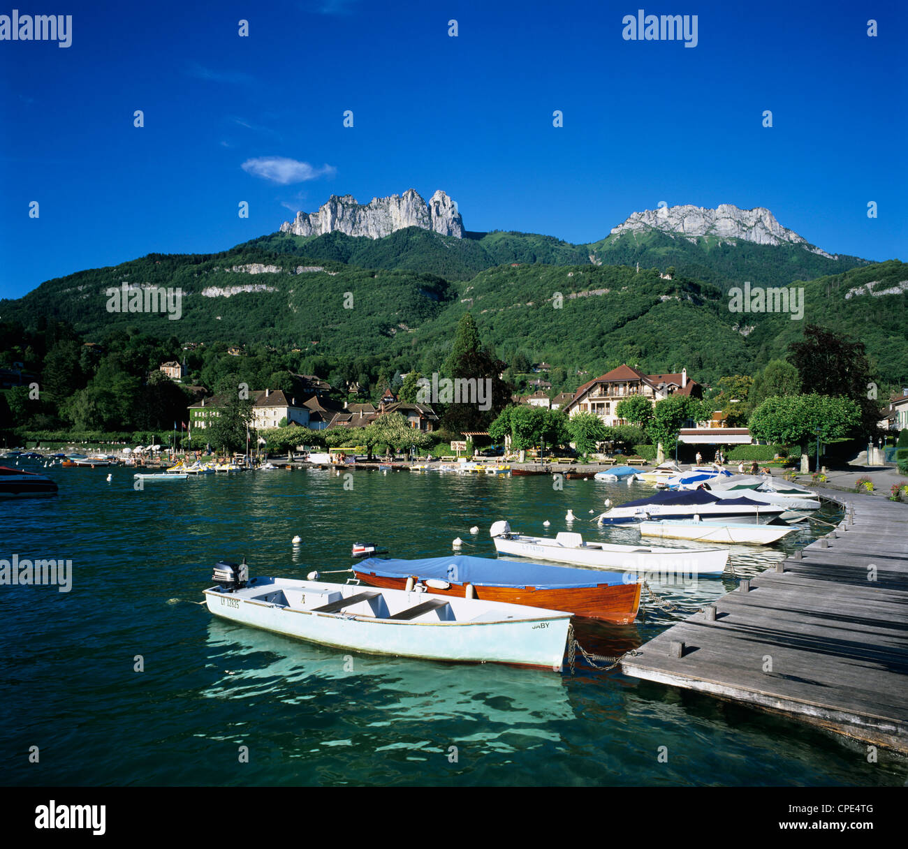 Ruderboote See entlang Ufer, Talloires, Lac d ' Annecy, Rhône-Alpes, Frankreich, Europa Stockfoto