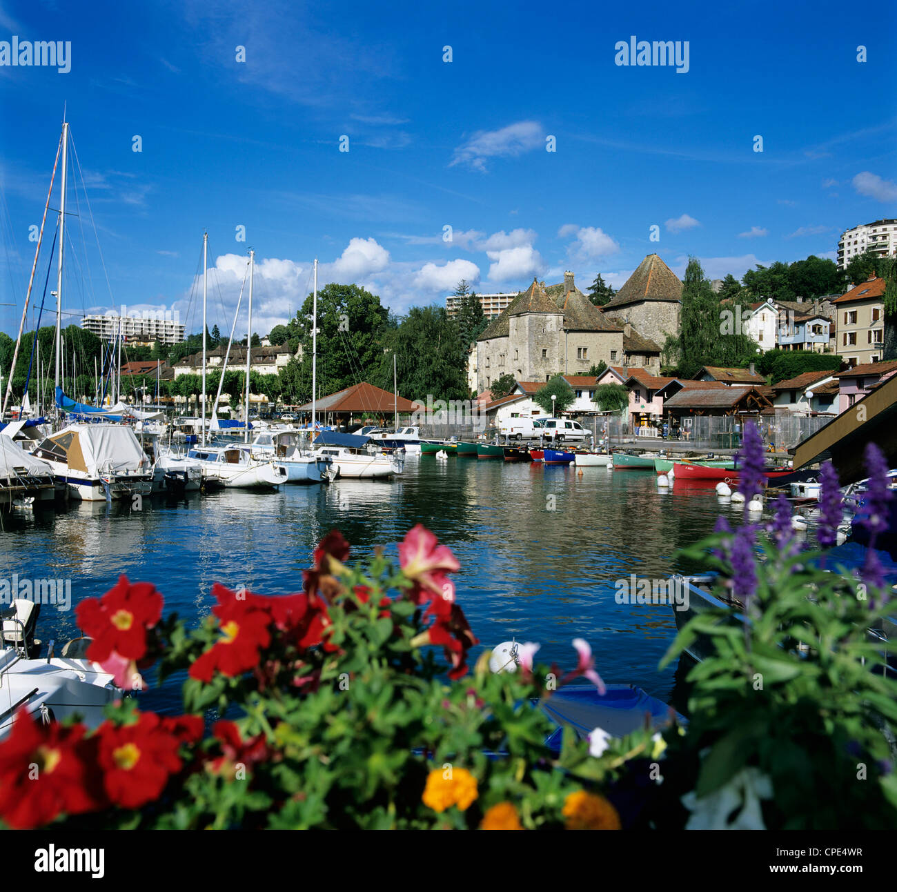Blick über Hafen, Thonon-Les-Bains, dem Genfer See (Lac Léman), Rhone-Alpes, Frankreich Stockfoto