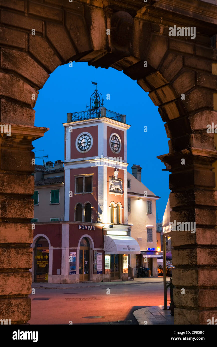 Trg Marsala Tita (Hauptplatz) in der Abenddämmerung, Rovinj, Istrien, Kroatien, Europa Stockfoto
