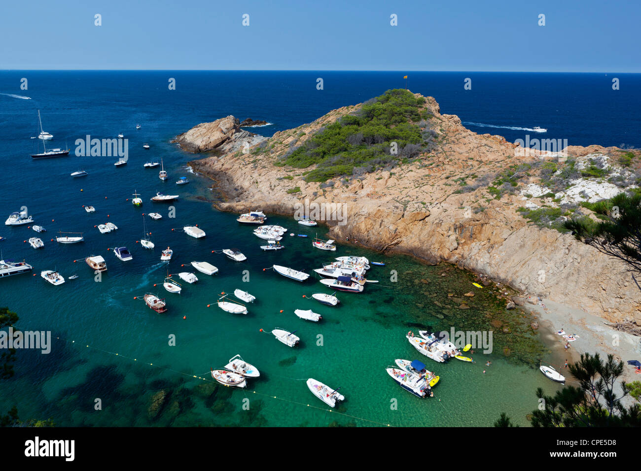 Cove gefüllt mit Sportbooten, Sa Tuna, in der Nähe von Begur, Costa Brava, Katalonien, Spanien, Mittelmeer, Europa Stockfoto