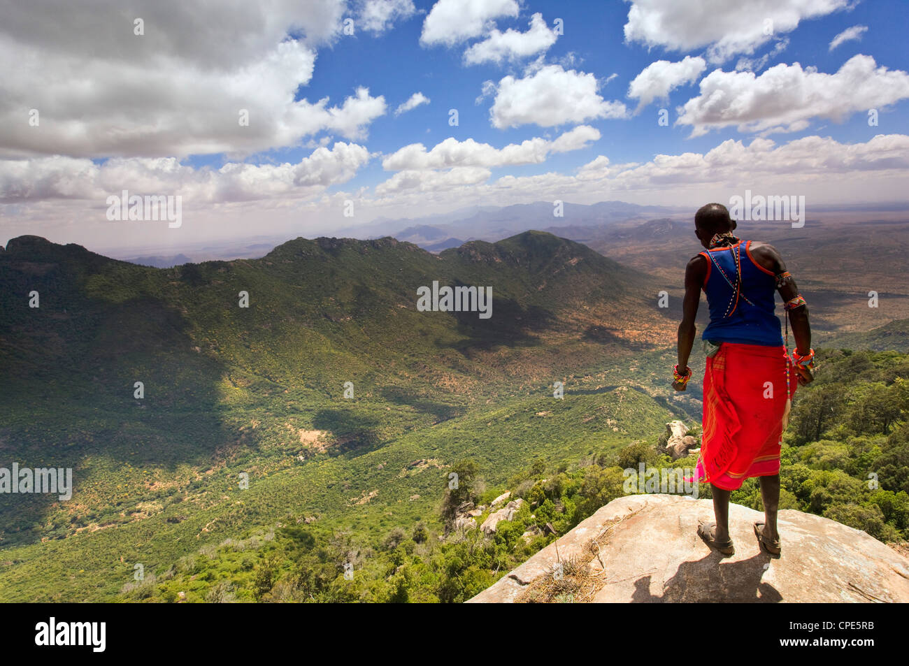 Samburu Mann schaut über den Uaso Rongai Tal von Mount Nyiru, Nordgrenze, Kenia, Ostafrika, Afrika Stockfoto