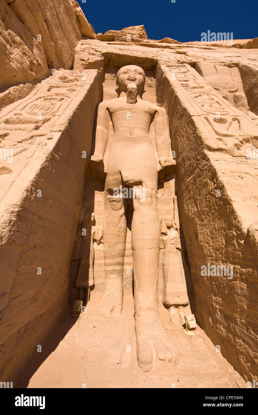 Kolossalstatue von Ramses II an der Fassade des Tempel der Hathor in Abu Simbel, Nubien, Ägypten, Afrika Stockfoto