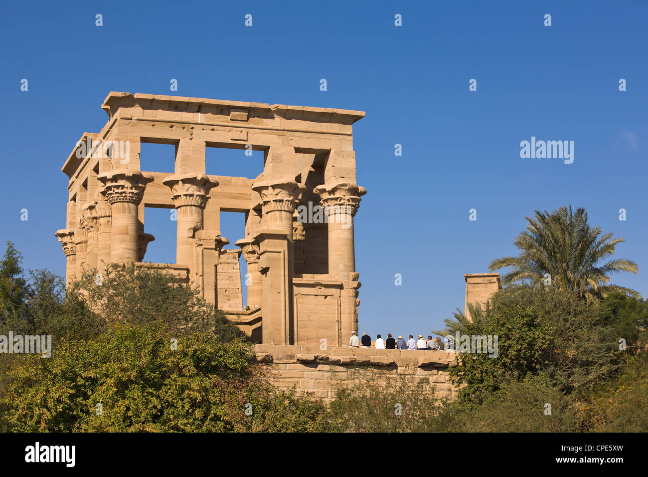 Gruppe von Touristen am Kiosk des Trajan auf Philae Tempel, UNESCO-Weltkulturerbe, Nubien, Ägypten, Nordafrika, Afrika Stockfoto