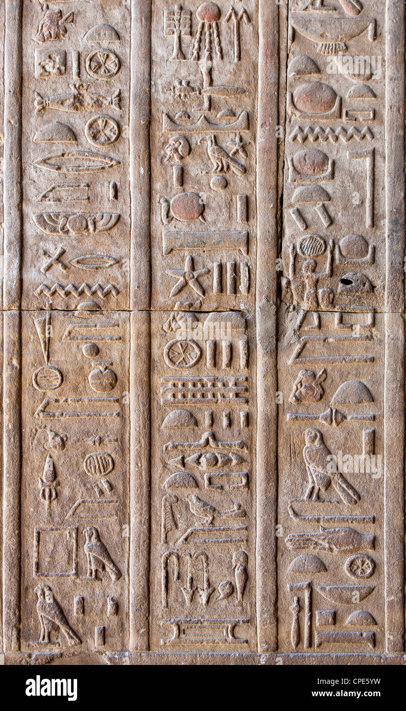 Hieroglyphischen Relief im Horus-Tempel, Edfu, Ägypten, Nordafrika, Afrika Stockfoto