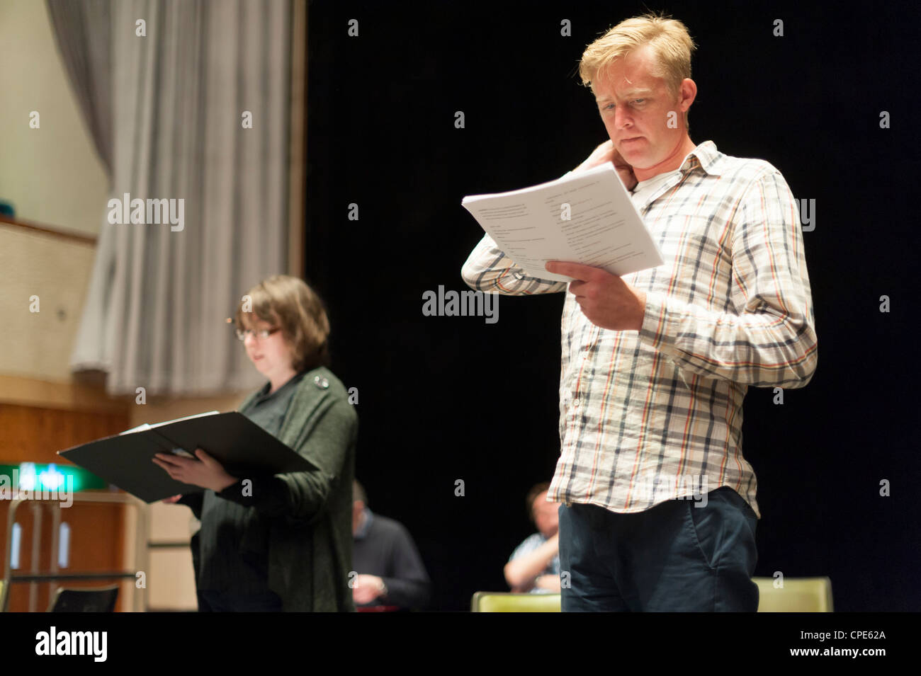 Eine Gruppe von Laiendarsteller auf der Bühne halten ihre Skripte Proben ein kreatives Schreiben Projekt Leistung, UK Stockfoto