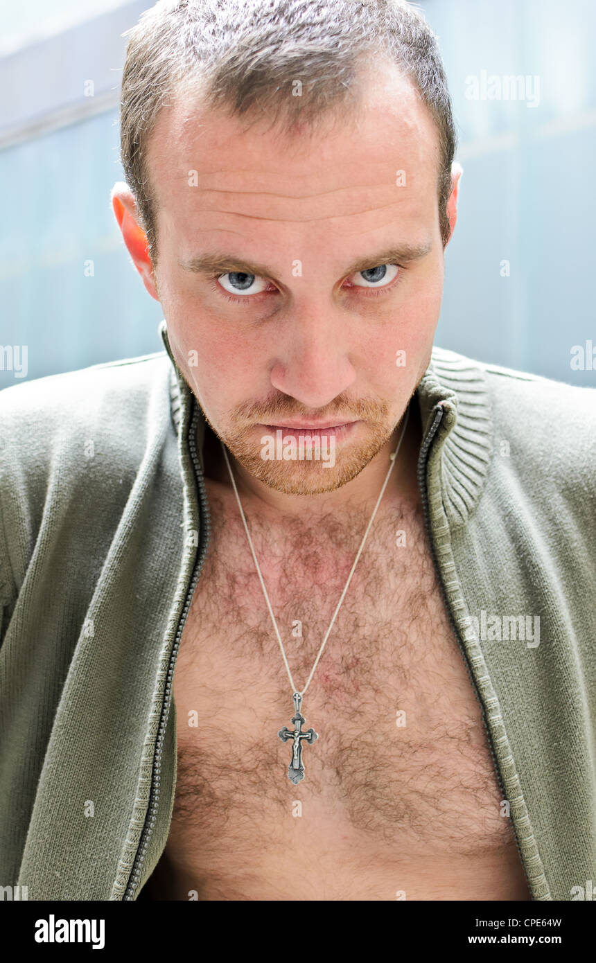 Kingpin. Porträt des Mannes mit Kreuz. Stockfoto