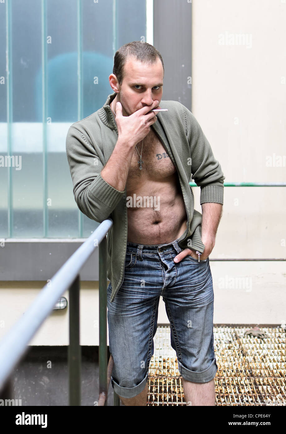 Kingpin. Porträt des Mannes mit Kreuz. Stockfoto