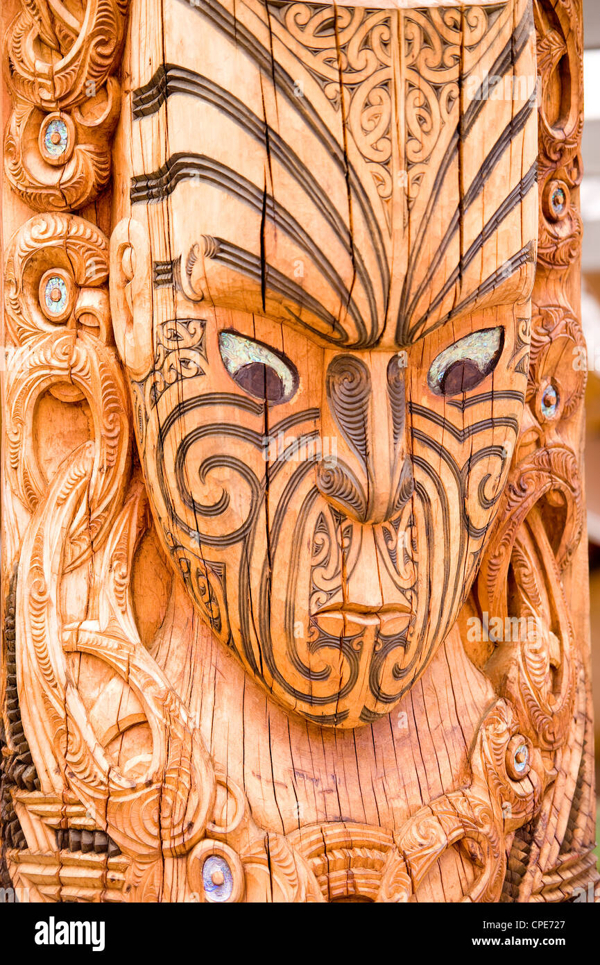 Maori-Schnitzereien, Whakarewarewa Thermal Reserve, North Island, Neuseeland, Pazifik Stockfoto