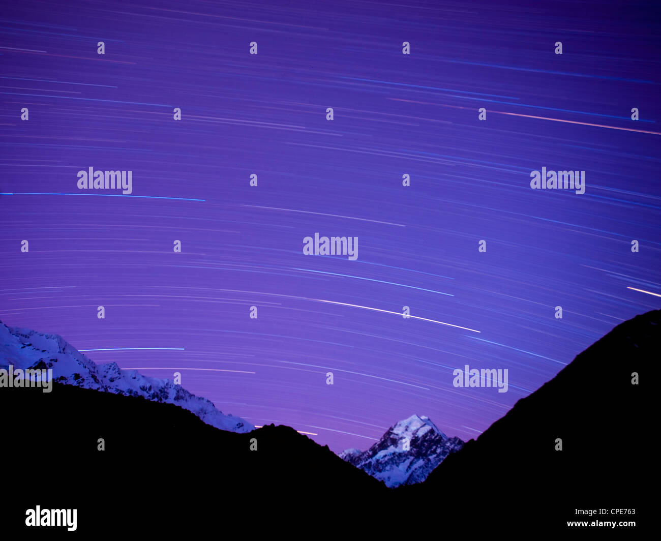 Langzeitbelichtung der Nachthimmel über Aoraki Mount Cook National Park, UNESCO-Weltkulturerbe, Südinsel, Neuseeland, Pazifik Stockfoto
