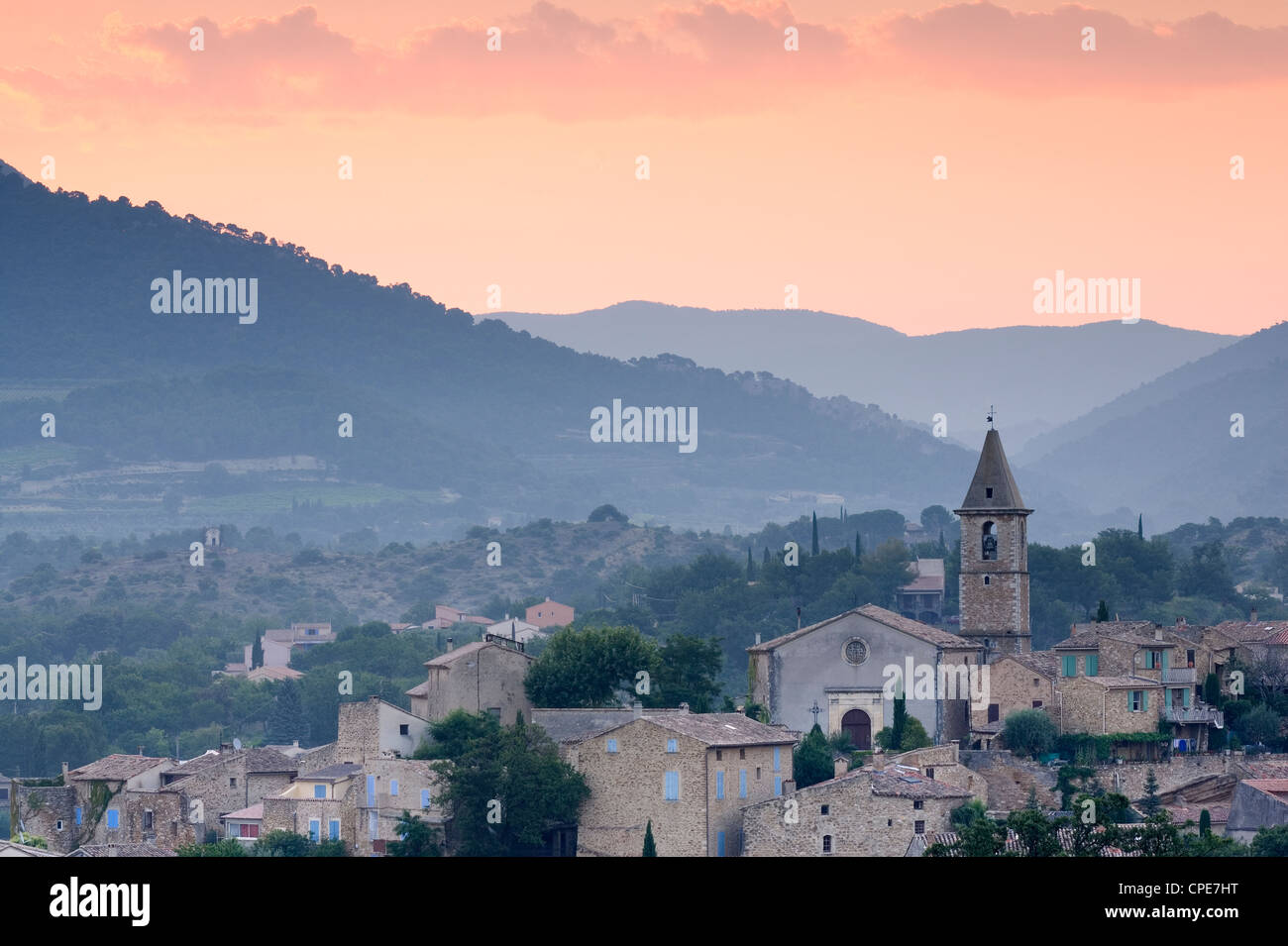 Blick auf das Dorf in der Morgendämmerung, Mirabel Aux Baronnies, Provence, Frankreich, Europa Stockfoto