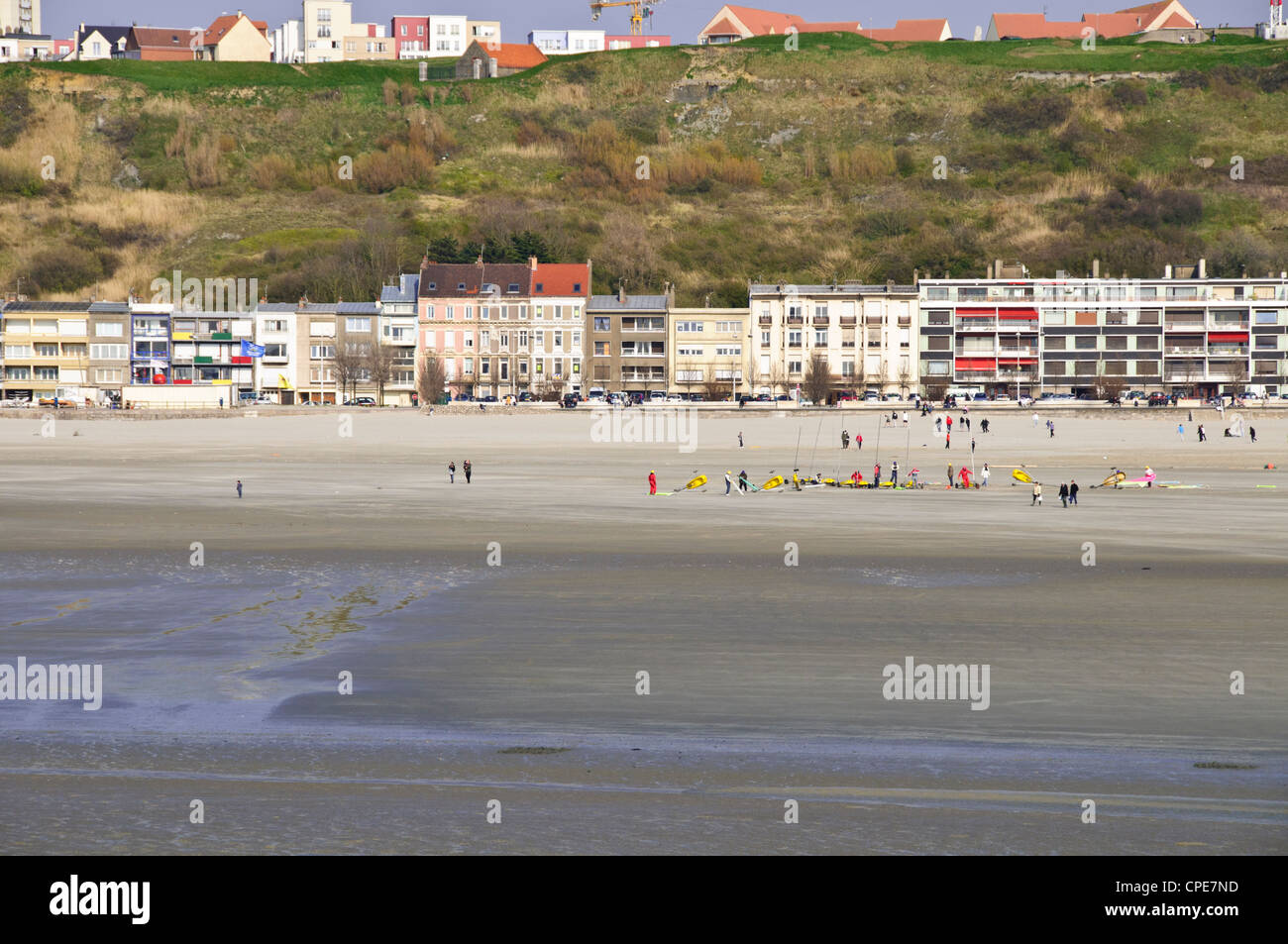 Boulogne-Sur-Mer, am Meer, Strände, Wind Segeln, Boulogne Kathedrale, Hafen, Boote, Fähren, Ferry Terminal, Nordfrankreich Stockfoto