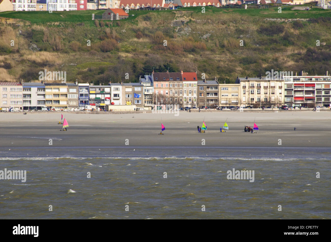 Boulogne-Sur-Mer, am Meer, Strände, Wind Segeln, Boulogne Kathedrale, Hafen, Boote, Fähren, Ferry Terminal, Nordfrankreich Stockfoto